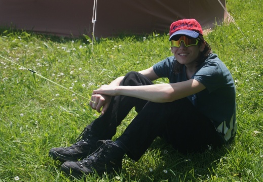 Dynamit sitzt im Gras