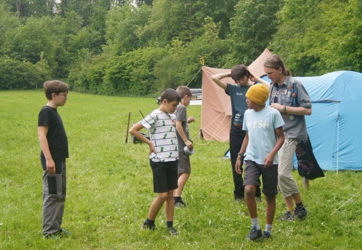 Kinder auf dem Lagerplatz