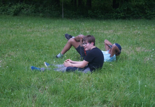 Kinder liegen in der Wiese