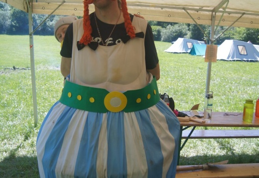 Asterix versteckt sich hinter Obelix