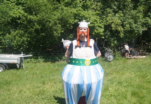 Asterix versteckt sich hinter Obelix