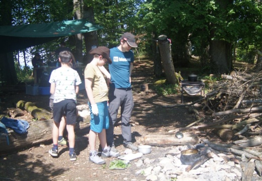 Kinder am Lagerfeuer