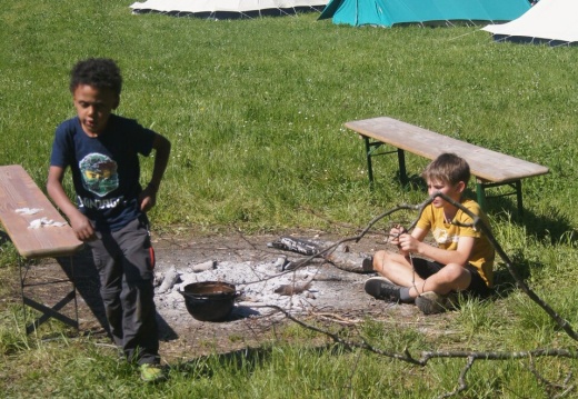 Kinder am Lagerfeuer