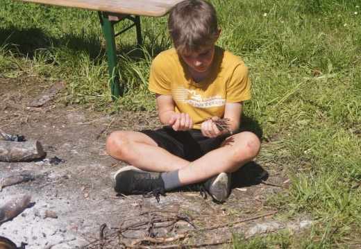 Kinder am Lagerfeuer
