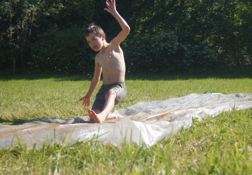Kind auf Wasserrutsche