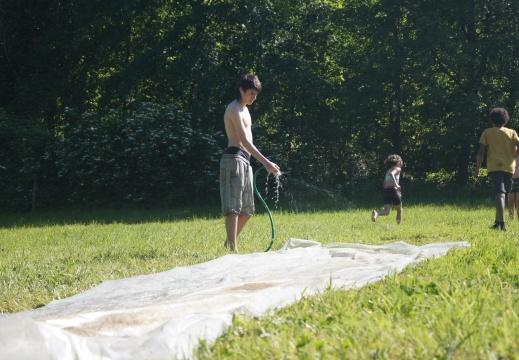 Kinder auf Wasserrutsche