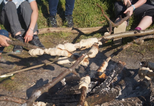 Schlangenbrot über dem Lagerfeuer