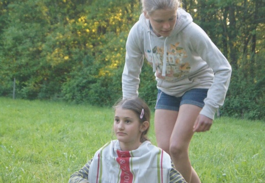 Kind mit Latz
