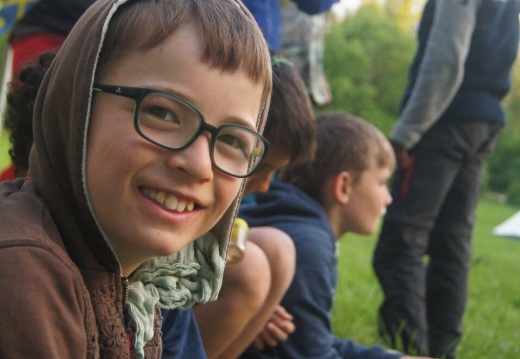 Kind schaut in Kamera