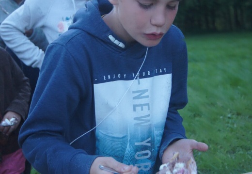 Kinder essen Regenrinnen-Glace