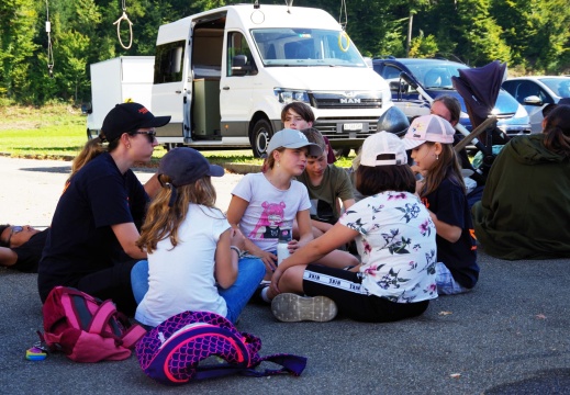 Gruppe Kinder löst Ritter-Quiz