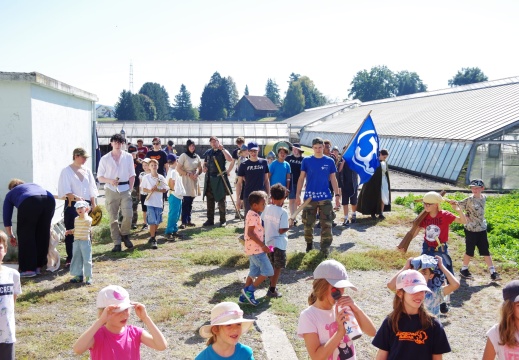Kinder vor der Ritterburg