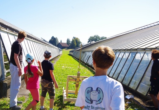 Kinder schiessen mit Katapult