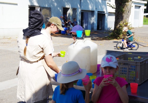 Kinder und Leiter trinken Wasser