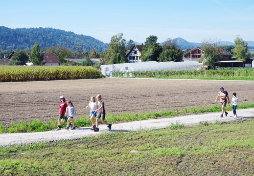 Kinder laufen auf dem Weg