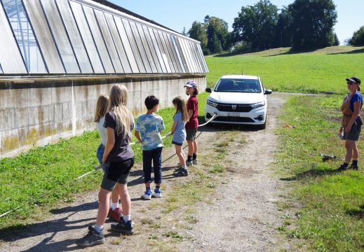 Kinder ziehen Auto