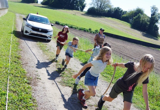 Kinder ziehen Auto