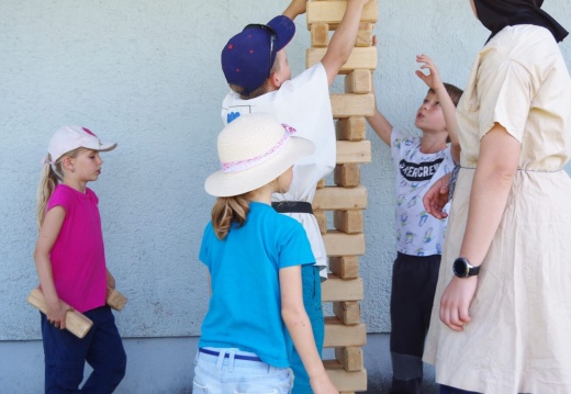 Kinder beim Turmbau