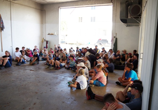 Kinder sitzen im Kreis