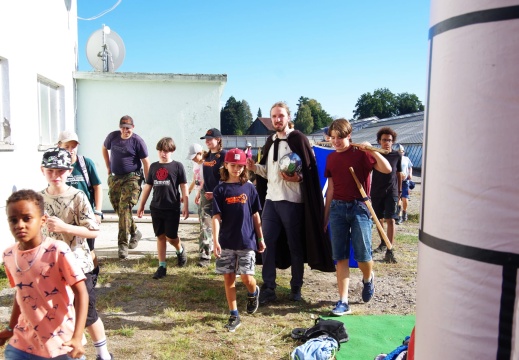 Sir Winnetou und Kinder laufen hinters Haus