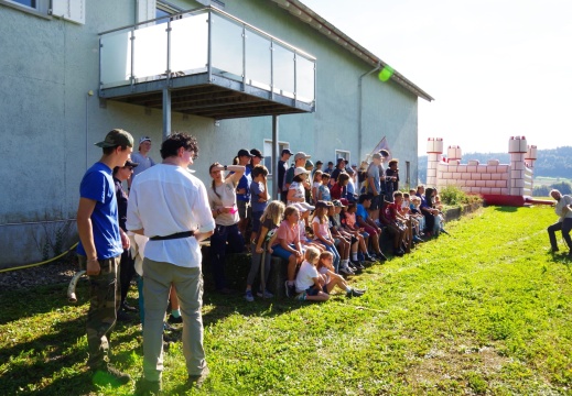 Kindern feuern die Leiter an