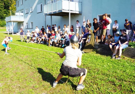 Mädchen am Seilziehen