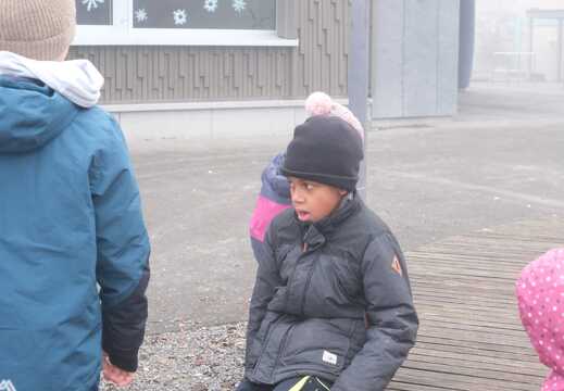 Kinder warten auf dem Feldschenplatz