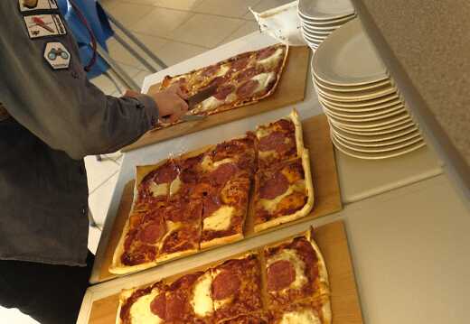 Panda schneidet Pizza