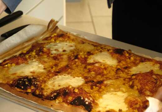 Pizzen werden serviert