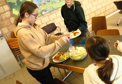 Kind mischt den Salat