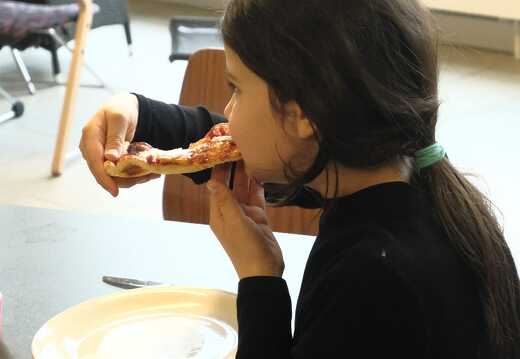 Kind isst Pizza