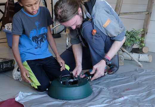 Winnetou bereitet den Weihnachtsbaum-Ständer vor