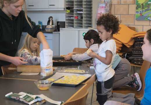 Kinder beim Guezlen