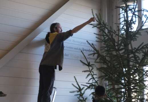 Winnetou befestigt den Weihnachtsbaum