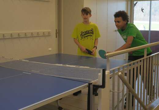 Kinder spielen Ping-Pong