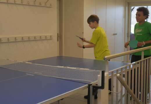 Kinder spielen Ping-Pong