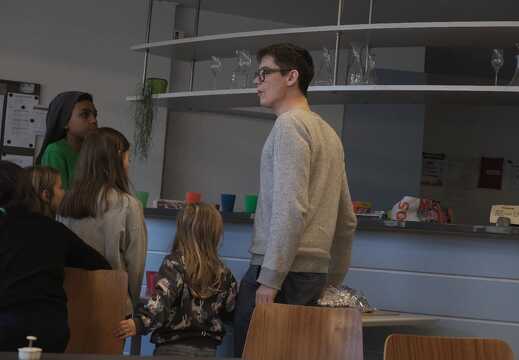 Kinder vor der Probe im Gottesdienstsaal