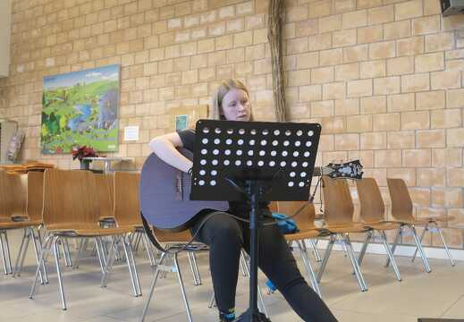 Granella stimmt ihre Gitarre