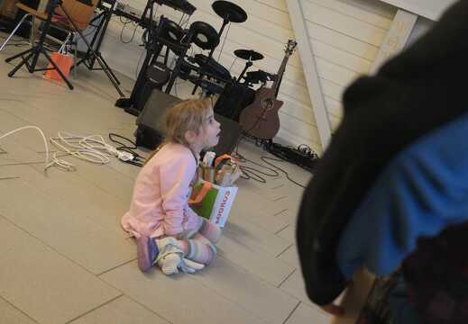 Kind bestaut den Weihnachtsbaum