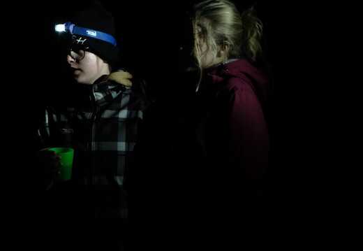 Kinder im Wald beim Znacht