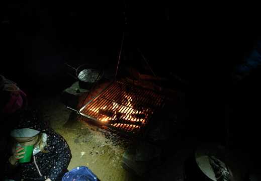 Kinder im Wald beim Znacht