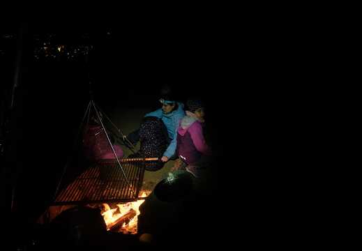 Kinder im Wald beim Znacht