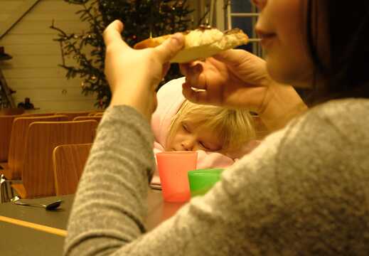Kinder noch Müde beim Zmorgen