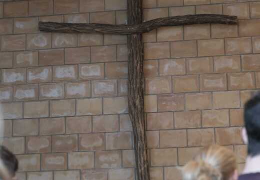 Kreuz im Gottesdienst-Saal