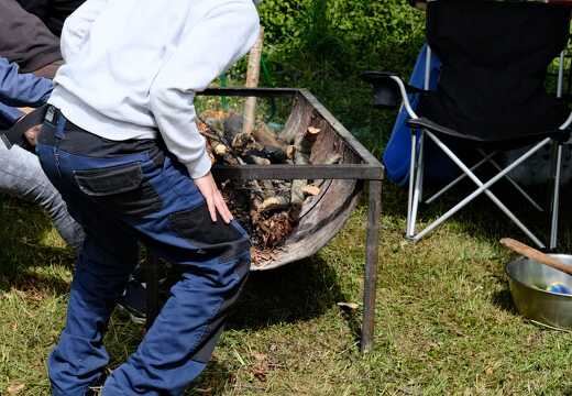 Kinder sitzen am Feuer