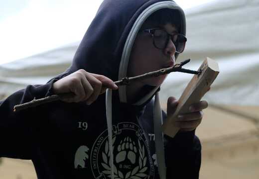 Kind höhlt Schnitholz aus