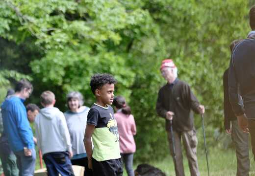 Kinder stehen auf dem Lagerplatz