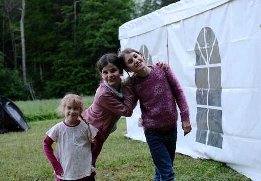 Kinder stehen vor dem Esszelt