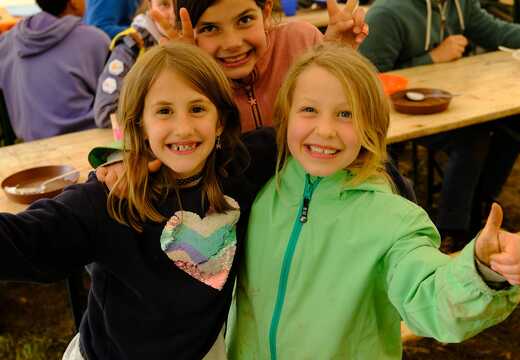 Kinder im Esszelt