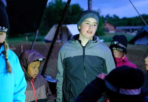 Leiter und Kinder in der Küche am Abend